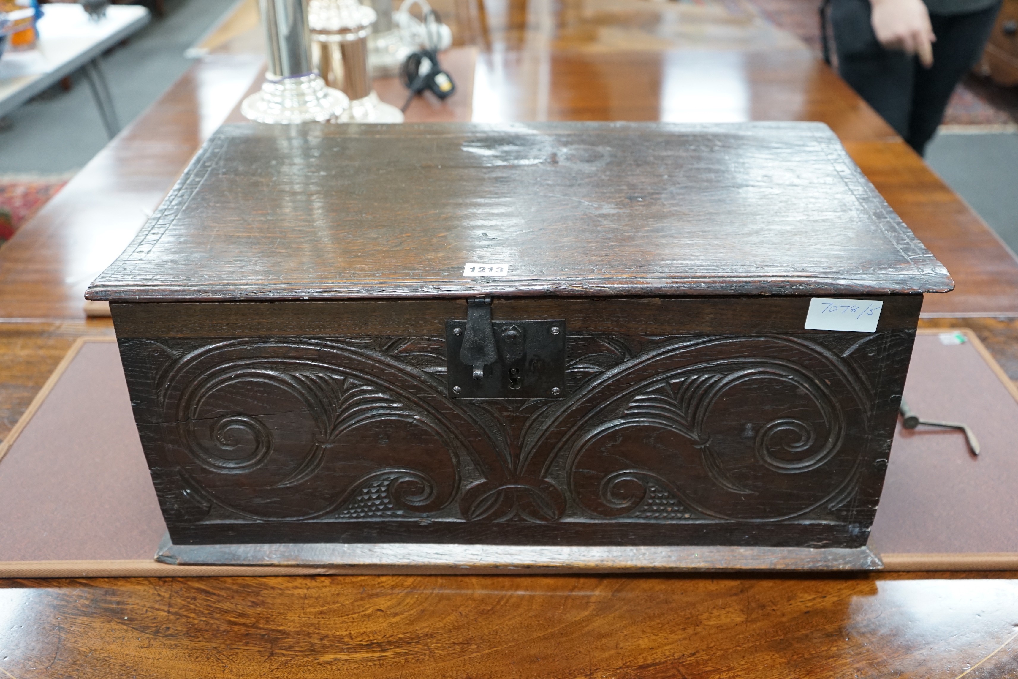 A late 17th/early 18th century oak bible box, length 60cm, depth 37cm, height 26cm